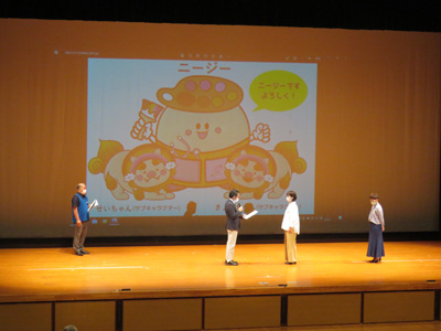 沖縄医療生協のキャラクターの表彰が行われました。